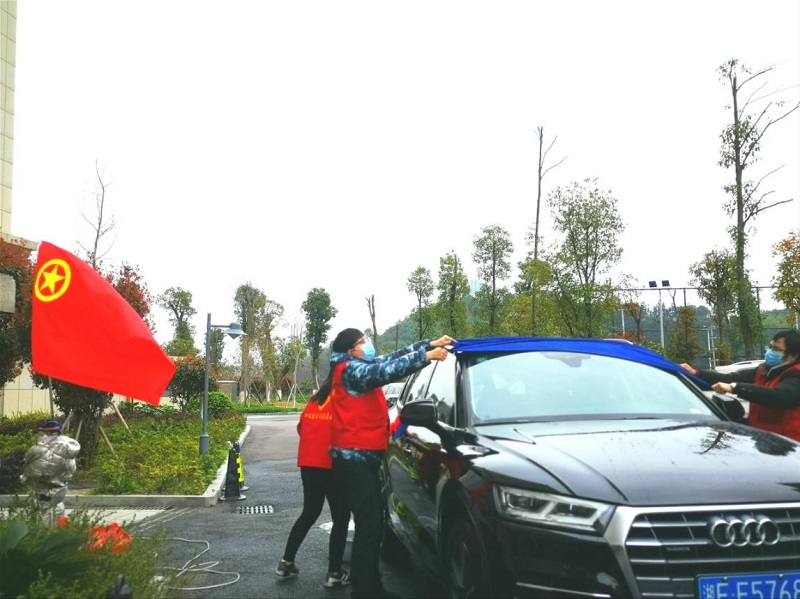 公司開展“學(xué)雷鋒、在行動(dòng)”志愿洗車服務(wù)活動(dòng)