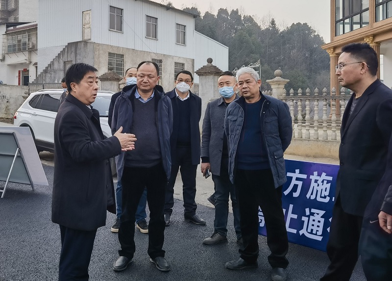 文春方、周鴻一行調(diào)研市政公司承建的“四好農(nóng)村路”項目