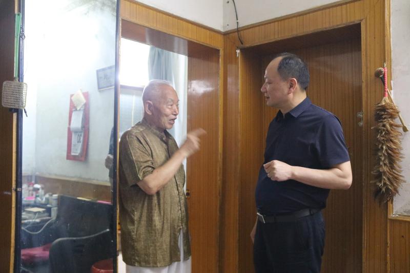 公司黨委書記、董事長周鴻春節(jié)慰問老黨員、軍轉(zhuǎn)干部
