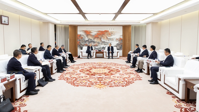 莫鼎革與中國(guó)一重黨委書記、董事長(zhǎng)徐鵬舉行會(huì)談
