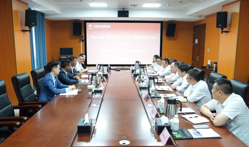 周鴻與柬埔寨公共事務(wù)與交通運(yùn)輸部副部長尼姆·索提亞舉行會(huì)談